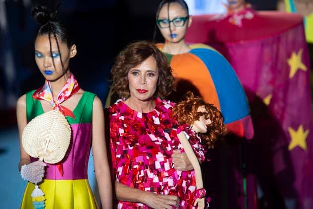Agatha Ruiz de la Prada, Madrid Fashion Week in Madrid, Spain - 18 Sept 2025 Agatha Ruiz de la Prada holds a doll and waves to the audience during the Agatha Ruiz de la Prada Spring Summer 2026 collection runway show during the 40th Mercedes-Benz Fashion Week in Madrid. Madrid Spain Copyright: xLuisxSotox xSOPAxImagesx LSOTOARP17