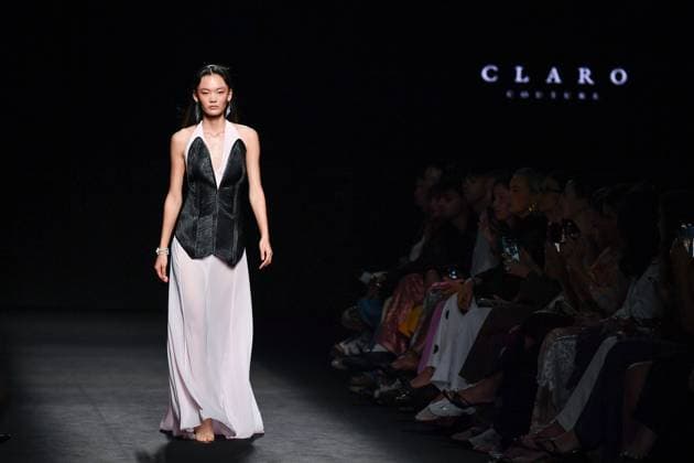 Claro Couture A model walks the runway wearing a design by Claro Couture during Mercedes-Benz Fashion Week de Madrid in IFERMA, 18 de septiembre 2025 Spain Featuring: A model walks the runway wearing a design by Claro Couture during Mercedes-Benz Fashion Week de Madrid in IFERMA, 18 septiembre 2025 Spain Where: Madrid, Spain When: 18 Sep 2025 Credit: Oscar Gonzalez WENN Madrid Spain Copyright: xOscarxGonzalez WENNx wenn40656918 OFA ZOJx wenn40656918