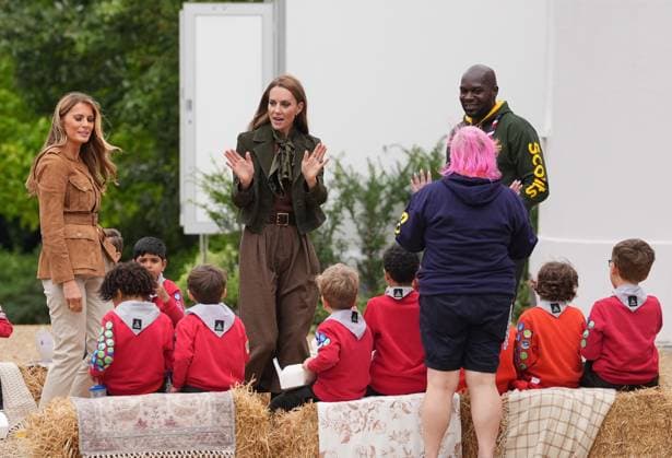Bilder des Jahres 2025, Entertainment 09 September The Princess of Wales and Melania Trump meet Scouts The Princess of Wales and Melania Trump meet members of the Scouts Squirrels programme in Frogmore Gardens on the final day of US President Donald Trump s second state visit to the UK, at Windsor Castle, Windsor, Berkshire, UK, on the 18th September 2025. Picture by Yui Mok WPA-Pool Windsor Windsor Castle Berkshire United Kingdom  WHA-0803