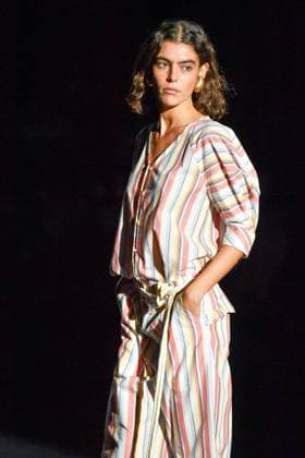 Mercedes-Benz Fashion Week Madrid, Spain - 18 Sep 2025 A model walks the runway wearing a design by The Label Edition during Mercedes-Benz Fashion Week de Madrid in IFERMA. Madrid Spain Copyright: xAtilanoxGarciax xSOPAxImagesx FOTO12066