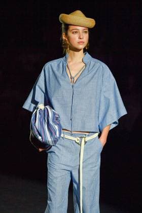 Mercedes-Benz Fashion Week Madrid, Spain - 18 Sep 2025 A model walks the runway wearing a design by The Label Edition during Mercedes-Benz Fashion Week de Madrid in IFERMA. Madrid Spain Copyright: xAtilanoxGarciax xSOPAxImagesx FOTO12068