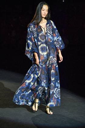 Mercedes-Benz Fashion Week Madrid A model walks the runway wearing a design by The Label Edition during Mercedes-Benz Fashion Week de Madrid in IFERMA, 18 septiembre 2025 Spain Copyright: xx FOTO12069