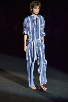 Mercedes-Benz Fashion Week Madrid, Spain - 18 Sep 2025 A model walks the runway wearing a design by The Label Edition during Mercedes-Benz Fashion Week de Madrid in IFERMA. Madrid Spain Copyright: xAtilanoxGarciax xSOPAxImagesx FOTO12072