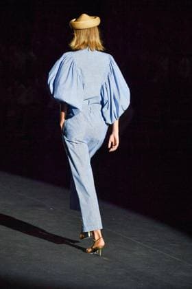 Mercedes-Benz Fashion Week Madrid, Spain - 18 Sep 2025 A model walks the runway wearing a design by The Label Edition during Mercedes-Benz Fashion Week de Madrid in IFERMA. Madrid Spain Copyright: xAtilanoxGarciax xSOPAxImagesx FOTO12076