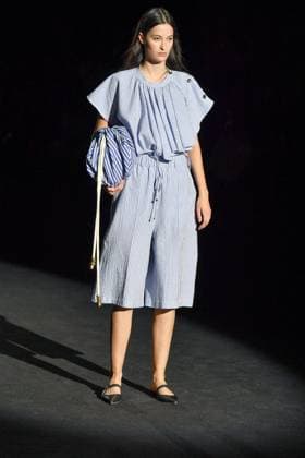 Mercedes-Benz Fashion Week Madrid, Spain - 18 Sep 2025 A model walks the runway wearing a design by The Label Edition during Mercedes-Benz Fashion Week de Madrid in IFERMA. Madrid Spain Copyright: xAtilanoxGarciax xSOPAxImagesx FOTO12084