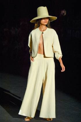 Mercedes-Benz Fashion Week Madrid, Spain - 18 Sep 2025 A model walks the runway wearing a design by The Label Edition during Mercedes-Benz Fashion Week de Madrid in IFERMA. Madrid Spain Copyright: xAtilanoxGarciax xSOPAxImagesx FOTO12086