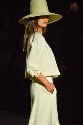Mercedes-Benz Fashion Week Madrid, Spain - 18 Sep 2025 A model walks the runway wearing a design by The Label Edition during Mercedes-Benz Fashion Week de Madrid in IFERMA. Madrid Spain Copyright: xAtilanoxGarciax xSOPAxImagesx FOTO12087