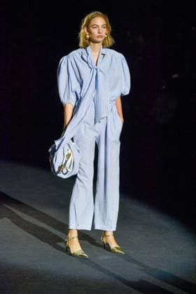 Mercedes-Benz Fashion Week Madrid, Spain - 18 Sep 2025 A model walks the runway wearing a design by The Label Edition during Mercedes-Benz Fashion Week de Madrid in IFERMA. Madrid Spain Copyright: xAtilanoxGarciax xSOPAxImagesx FOTO12090