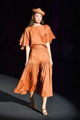 Mercedes-Benz Fashion Week Madrid, Spain - 18 Sep 2025 A model walks the runway wearing a design by The Label Edition during Mercedes-Benz Fashion Week de Madrid in IFERMA. Madrid Spain Copyright: xAtilanoxGarciax xSOPAxImagesx FOTO12096