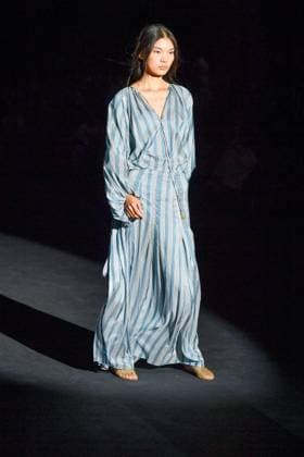 Mercedes-Benz Fashion Week Madrid, Spain - 18 Sep 2025 A model walks the runway wearing a design by The Label Edition during Mercedes-Benz Fashion Week de Madrid in IFERMA. Madrid Spain Copyright: xAtilanoxGarciax xSOPAxImagesx FOTO12098