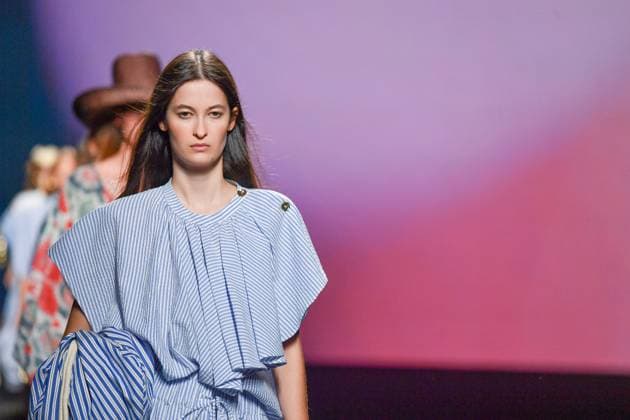 Mercedes-Benz Fashion Week Madrid, Spain - 18 Sep 2025 A model walks the runway wearing a design by The Label Edition during Mercedes-Benz Fashion Week de Madrid in IFERMA. Madrid Spain Copyright: xAtilanoxGarciax xSOPAxImagesx FOTO12104
