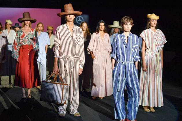 Mercedes-Benz Fashion Week Madrid, Spain - 18 Sep 2025 Models walk the runway wearing a design by The Label Edition during Mercedes-Benz Fashion Week de Madrid in IFERMA. Madrid Spain Copyright: xAtilanoxGarciax xSOPAxImagesx FOTO12118