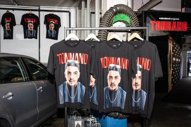 AMSTERDAM - Merchandise ahead of the premiere of a broadcast of Tonnano at Studio Wieman. The six-part crime series will air on the streaming service Videoland. ANP DINGENA MOL netherlands out - belgium out  Copyright: xx x536773786x originalFilename: 536773786.jpg