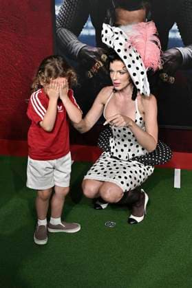 Julia Fox with son Valentino at the premiere of the movie Him Foto:xD.xStarbuckx xFuturexImagex him_5925