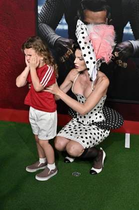 Julia Fox with son Valentino at the premiere of the movie Him Foto:xD.xStarbuckx xFuturexImagex him_5926