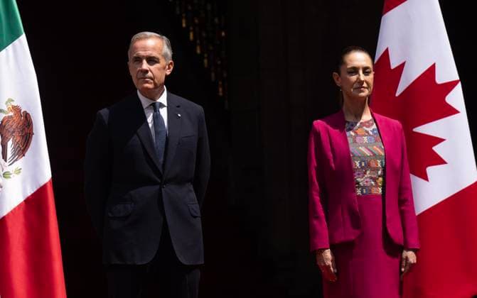 September 18, 2025, Mexico City, On, Mexico: Prime Minister Mark Carney stands with Mexican President Claudia Sheinbaum during an arrival ceremony at the National Palace in Mexico City, Thursday, Sept. 18, 2025. Mexico City Mexico  - ZUMAc35_ 20250918_zaf_c35_059 Copyright: xAdrianxWyldx