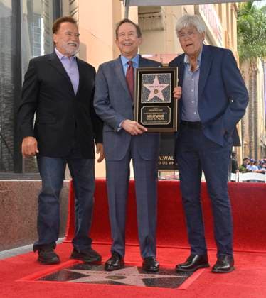 Bilder des Jahres 2025, Entertainment 09 September US journalist Chris Wallace (C) is joined by Arnold Schwarzenegger (L) and Jay Leno during an unveiling ceremony honoring him with the 2,820th star on the Hollywood Walk of Fame in Los Angeles on Thursday, September 18, 2025.  LAP2025091806 JIMxRUYMEN