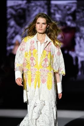 Mercedes-Benz Fashion Week de Madrid - 18 Sep 2025 A model walks the runway wearing a design by YOLANCRIS during the Mercedes-Benz Fashion Week de Madrid in IFERMA. Madrid Spain Copyright: xAtilanoxGarciax xSOPAxImagesx FOTO48429