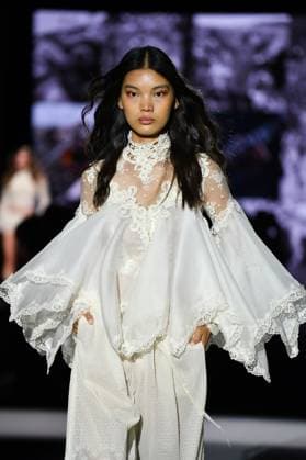 Mercedes-Benz Fashion Week de Madrid - 18 Sep 2025 A model walks the runway wearing a design by YOLANCRIS during the Mercedes-Benz Fashion Week de Madrid in IFERMA. Madrid Spain Copyright: xAtilanoxGarciax xSOPAxImagesx FOTO48435