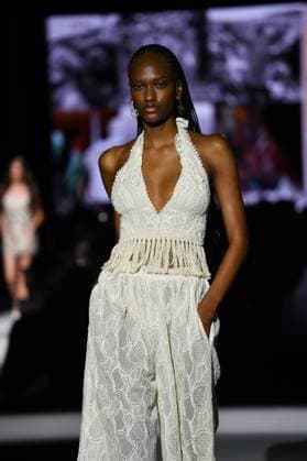 Mercedes-Benz Fashion Week de Madrid - 18 Sep 2025 A model walks the runway wearing a design by YOLANCRIS during the Mercedes-Benz Fashion Week de Madrid in IFERMA. Madrid Spain Copyright: xAtilanoxGarciax xSOPAxImagesx FOTO48440