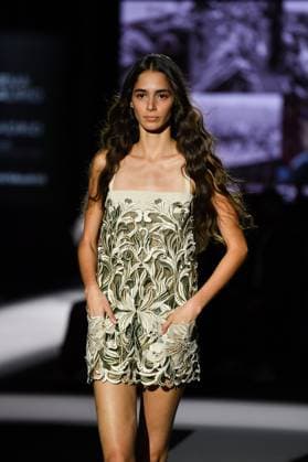 Mercedes-Benz Fashion Week de Madrid - 18 Sep 2025 A model walks the runway wearing a design by YOLANCRIS during the Mercedes-Benz Fashion Week de Madrid in IFERMA. Madrid Spain Copyright: xAtilanoxGarciax xSOPAxImagesx FOTO48443