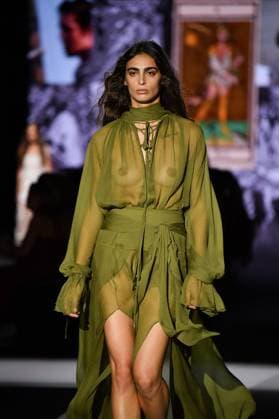 Mercedes-Benz Fashion Week de Madrid - 18 Sep 2025 A model walks the runway wearing a design by YOLANCRIS during the Mercedes-Benz Fashion Week de Madrid in IFERMA. Madrid Spain Copyright: xAtilanoxGarciax xSOPAxImagesx FOTO48453