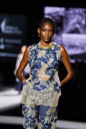 Mercedes-Benz Fashion Week de Madrid - 18 Sep 2025 A model walks the runway wearing a design by YOLANCRIS during the Mercedes-Benz Fashion Week de Madrid in IFERMA. Madrid Spain Copyright: xAtilanoxGarciax xSOPAxImagesx FOTO48467
