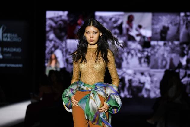 Mercedes-Benz Fashion Week de Madrid - 18 Sep 2025 A model walks the runway wearing a design by YOLANCRIS during the Mercedes-Benz Fashion Week de Madrid in IFERMA. Madrid Spain Copyright: xAtilanoxGarciax xSOPAxImagesx FOTO48473