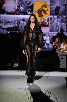 Mercedes-Benz Fashion Week de Madrid - 18 Sep 2025 A model walks the runway wearing a design by YOLANCRIS during the Mercedes-Benz Fashion Week de Madrid in IFERMA. Madrid Spain Copyright: xAtilanoxGarciax xSOPAxImagesx FOTO48481