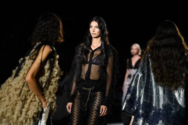 Mercedes-Benz Fashion Week de Madrid - 18 Sep 2025 A model walks the runway wearing a design by YOLANCRIS during the Mercedes-Benz Fashion Week de Madrid in IFERMA. Madrid Spain Copyright: xAtilanoxGarciax xSOPAxImagesx FOTO48497