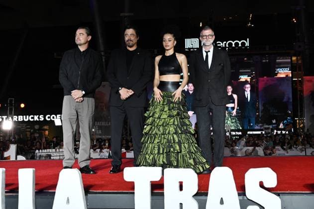 One Battle After Another Red Carpet (L-R) Leonardo DiCaprio, Benicio del Toro, Chase Infiniti and Director Paul Thomas Anderson attend the red carpet for ˜One Battle After Another™ fan event at Toreo Parque Central. on September 18, 2025 in Mexico City, Mexico. Mexico City CDMX Mexico Copyright: xCarlosxTischlerx