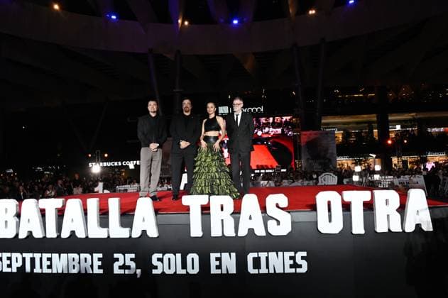 One Battle After Another Red Carpet (L-R) Leonardo DiCaprio, Benicio del Toro, Chase Infiniti and Director Paul Thomas Anderson attend the red carpet for ˜One Battle After Another™ fan event at Toreo Parque Central. on September 18, 2025 in Mexico City, Mexico. Mexico City CDMX Mexico Copyright: xCarlosxTischlerx