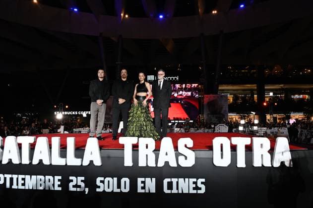 One Battle After Another Red Carpet (L-R) Leonardo DiCaprio, Benicio del Toro, Chase Infiniti and Director Paul Thomas Anderson attend the red carpet for ˜One Battle After Another™ fan event at Toreo Parque Central. on September 18, 2025 in Mexico City, Mexico. Mexico City CDMX Mexico Copyright: xCarlosxTischlerx