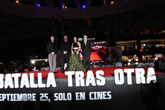 One Battle After Another Red Carpet (L-R) Leonardo DiCaprio, Benicio del Toro, Chase Infiniti and Director Paul Thomas Anderson attend the red carpet for ˜One Battle After Another™ fan event at Toreo Parque Central. on September 18, 2025 in Mexico City, Mexico. Mexico City CDMX Mexico Copyright: xCarlosxTischlerx