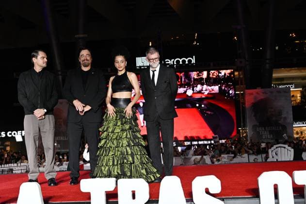 One Battle After Another Red Carpet (L-R) Leonardo DiCaprio, Benicio del Toro, Chase Infiniti and Director Paul Thomas Anderson attend the red carpet for ˜One Battle After Another™ fan event at Toreo Parque Central. on September 18, 2025 in Mexico City, Mexico. Mexico City CDMX Mexico Copyright: xCarlosxTischlerx