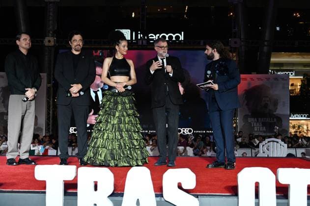 One Battle After Another Red Carpet (L-R) Leonardo DiCaprio, Benicio del Toro, Chase Infiniti and Director Paul Thomas Anderson attend the red carpet for ˜One Battle After Another™ fan event at Toreo Parque Central. on September 18, 2025 in Mexico City, Mexico. Mexico City CDMX Mexico Copyright: xCarlosxTischlerx