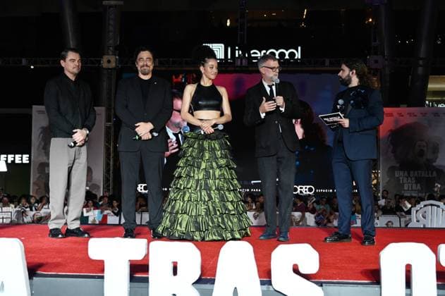 One Battle After Another Red Carpet (L-R) Leonardo DiCaprio, Benicio del Toro, Chase Infiniti and Director Paul Thomas Anderson attend the red carpet for ˜One Battle After Another™ fan event at Toreo Parque Central. on September 18, 2025 in Mexico City, Mexico. Mexico City CDMX Mexico Copyright: xCarlosxTischlerx