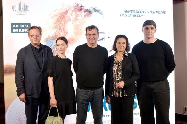 Matthias Brandt, Paula Beer, Christian Petzold, Barbara Auer and Enno Trebs at the premiere of the feature film Miroirs No 3 at the Filmtheater am Friedrichshain Berlin, 18 09 2025 Foto:xM.xBehrensx xFuturexImagex miroirs_5905