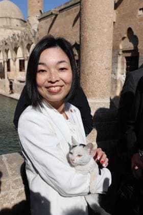 Japanese Princess Akiko of Mikasa visits Turkiye s Balikligol in Sanliurfa SANLIURFA, TURKIYE - SEPTEMBER 19: Japanese Princess Akiko of Mikasa feeds the fish as she visits historical Balikligol (Pool of the Sacred Fish) in Sanliurfa, Turkiye on September 19, 2025. Esber Ayaydin Anadolu Sanliurfa Turkey. Editorial use only. Please get in touch for any other usage.  Copyright: x2025xAnadoluxEsberxAyaydinx