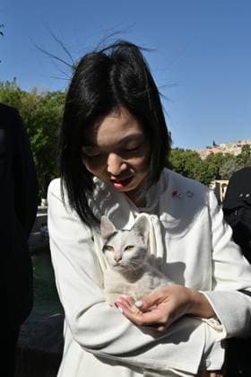Japanese Princess Akiko of Mikasa visits Turkiye s Balikligol in Sanliurfa SANLIURFA, TURKIYE - SEPTEMBER 19: Japanese Princess Akiko of Mikasa pets a stray cat as she visits historical Balikligol (Pool of the Sacred Fish) in Sanliurfa, Turkiye on September 19, 2025. Adsiz Gunebakan Anadolu Sanliurfa Turkey. Editorial use only. Please get in touch for any other usage.  Copyright: x2025xAnadoluxAdsizxGunebakanx