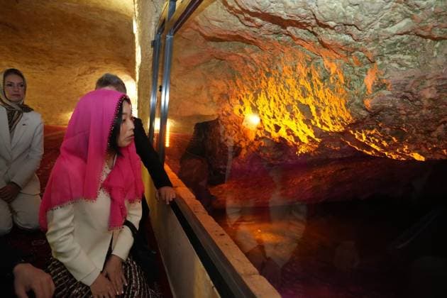 Japanese Princess Akiko of Mikasa visits Turkiye s Balikligol in Sanliurfa SANLIURFA, TURKIYE - SEPTEMBER 19: Japanese Princess Akiko of Mikasa in the cave believed to be the birthplace of Prophet Abraham as she visits historical Balikligol (Pool of the Sacred Fish) in Sanliurfa, Turkiye on September 19, 2025. Adsiz Gunebakan Anadolu Sanliurfa Turkey. Editorial use only. Please get in touch for any other usage.  Copyright: x2025xAnadoluxAdsizxGunebakanx