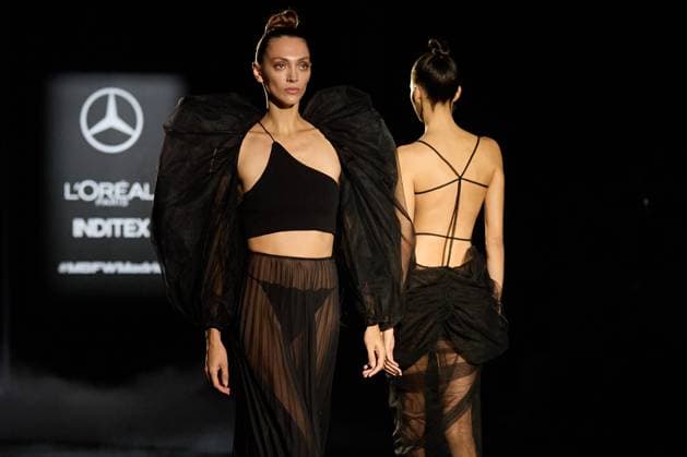 De La Cierva Y Nicolas Presents SS25 Collection At MBFW Madrid Models walk the runway wearing creations by De La Cierva Y Nicolas during the Spring Summer 2025 show at Mercedes-Benz Fashion Week Madrid in Madrid, Spain, on September 19, 2025. The event showcases new collections by Spanish and international designers. Madrid Madrid Spain  Copyright: xHazhardxEspinozaxVallejosx originalFilename: espinoza-delacier250919_npbPN.jpg