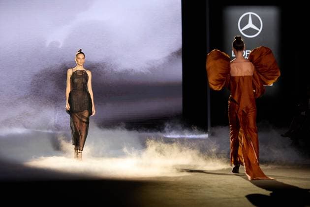 De La Cierva Y Nicolas Presents SS25 Collection At MBFW Madrid Models walk the runway wearing creations by De La Cierva Y Nicolas during the Spring Summer 2025 show at Mercedes-Benz Fashion Week Madrid in Madrid, Spain, on September 19, 2025. The event showcases new collections by Spanish and international designers. Madrid Madrid Spain  Copyright: xHazhardxEspinozaxVallejosx originalFilename: espinoza-delacier250919_npHcI.jpg