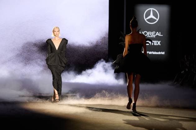 De La Cierva Y Nicolas Presents SS25 Collection At MBFW Madrid Models walk the runway wearing creations by De La Cierva Y Nicolas during the Spring Summer 2025 show at Mercedes-Benz Fashion Week Madrid in Madrid, Spain, on September 19, 2025. The event showcases new collections by Spanish and international designers. Madrid Madrid Spain  Copyright: xHazhardxEspinozaxVallejosx originalFilename: espinoza-delacier250919_npI9p.jpg