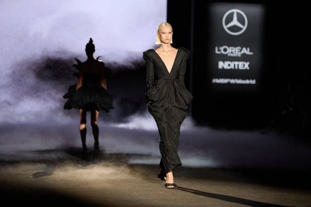 De La Cierva Y Nicolas Presents SS25 Collection At MBFW Madrid Models walk the runway wearing creations by De La Cierva Y Nicolas during the Spring Summer 2025 show at Mercedes-Benz Fashion Week Madrid in Madrid, Spain, on September 19, 2025. The event showcases new collections by Spanish and international designers. Madrid Madrid Spain  Copyright: xHazhardxEspinozaxVallejosx originalFilename: espinoza-delacier250919_npmkw.jpg