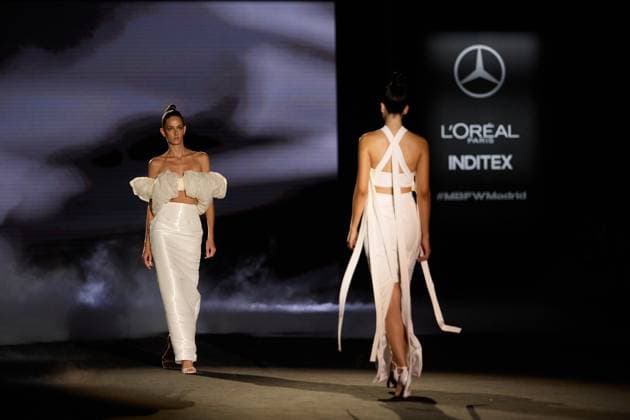 De La Cierva Y Nicolas Presents SS25 Collection At MBFW Madrid Models walk the runway wearing creations by De La Cierva Y Nicolas during the Spring Summer 2025 show at Mercedes-Benz Fashion Week Madrid in Madrid, Spain, on September 19, 2025. The event showcases new collections by Spanish and international designers. Madrid Madrid Spain  Copyright: xHazhardxEspinozaxVallejosx originalFilename: espinoza-delacier250919_nptIq.jpg