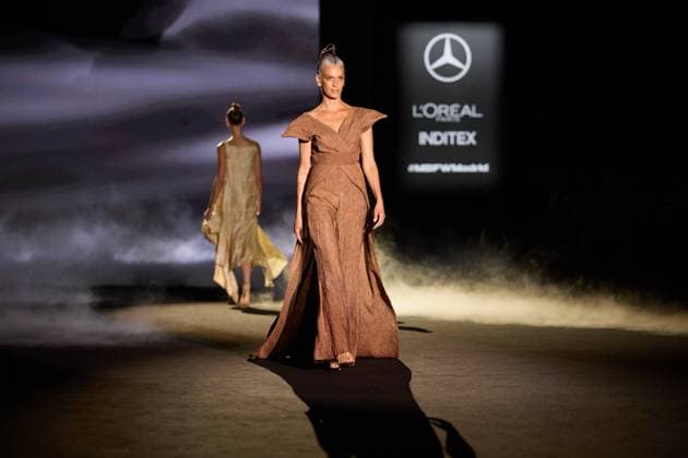 De La Cierva Y Nicolas Presents SS25 Collection At MBFW Madrid Models walk the runway wearing creations by De La Cierva Y Nicolas during the Spring Summer 2025 show at Mercedes-Benz Fashion Week Madrid in Madrid, Spain, on September 19, 2025. The event showcases new collections by Spanish and international designers. Madrid Madrid Spain  Copyright: xHazhardxEspinozaxVallejosx originalFilename: espinoza-delacier250919_npWrO.jpg