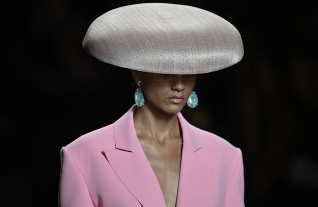 Bilder des Jahres 2025, Entertainment 09 September Mercedes Benz Fashion Week Madrid MADRID, SPAIN - SEPTEMBER 19: A model presents a creation from Isabel Sanchis spring-summer 2026 collection during the Mercedes Benz Fashion Week at IFEMA in Madrid, Spain on September 19, 2025. Burak Akbulut Anadolu Madrid Spain. Editorial use only. Please get in touch for any other usage.  Copyright: x2025xAnadoluxBurakxAkbulutx