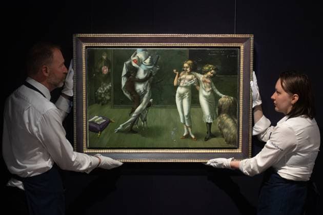 Bilder des Jahres 2025, Entertainment 09 September Sotheby s EXQUISITE CORPUS: Surrealist Treasures from a Private Collection Auction - 19 Sep 2025 - London, UK Art handlers hold Interior with Sudden Joy by Dorothea Tanning (est. $2m - Â£3m USD) at Sotheby s EXQUISITE CORPUS: Surrealist Treasures from a Private Collection Auction on view from today 19th September 2025 - 23 September 2025 at Sotheby s, London, England, UK on Friday 19 September, 2025., Credit:Justin Ng Avalon UK, England, London, Sotheby s  Copyright: xJustinxNgx xAvalonx 1038609000