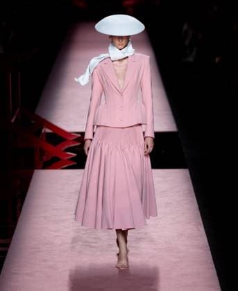 Isabel Sanchís fashion show at MBFW Madrid Model during a fashion show at the 82nd edition of Mercedes Benz Fashion Week Madrid, at Ifema in Madrid, on September 19, 2025, in Madrid Spain This years edition is held from September 17 to 21 and commemorates the 40th anniversary of the catwalk Isabel Sanchíss collection for next summer 2026 is an eclectic collection, based on two fundamental pillars for the firm, the volumes of architecture and the coexistence of Japanese culture, which explores opposing values such as tradition and modernity, structure and fluidity, discipline and challenge and the past and future 19 SEPTEMBER 2025 Espana  Copyright: xEduardoxParrax 6966872